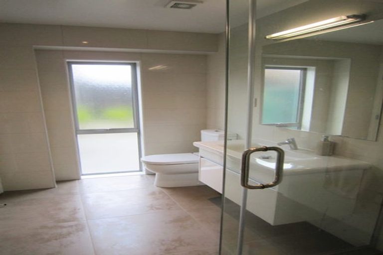 Photo of property in 10a Fraser Road, Narrow Neck, Auckland, 0624