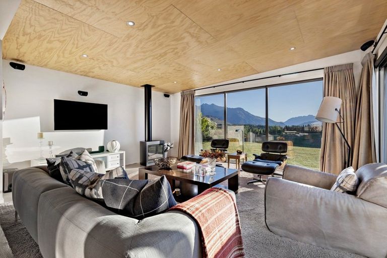 Photo of property in 2 Advance Terrace, Arrowtown, 9302