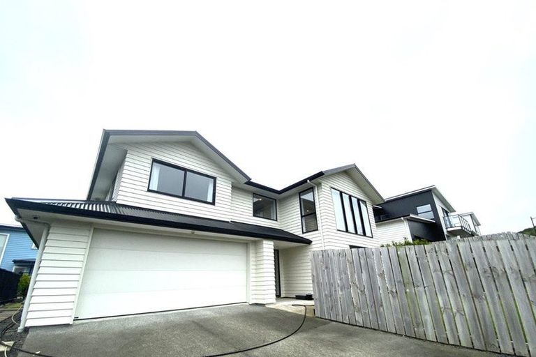 Photo of property in 8 Waitai Lane, Newlands, Wellington, 6037