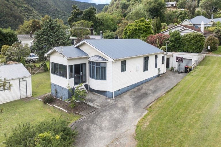 Photo of property in 60 Kent Street, Picton, 7220