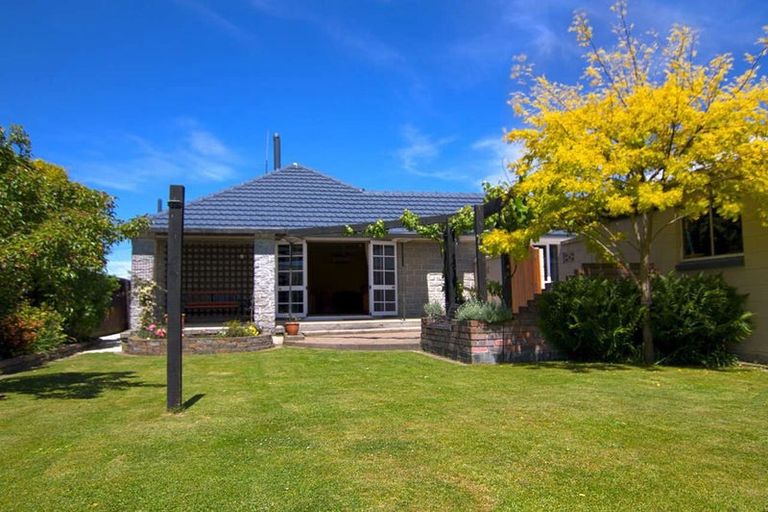 Photo of property in 16 Wychwood Crescent, Bishopdale, Christchurch, 8053
