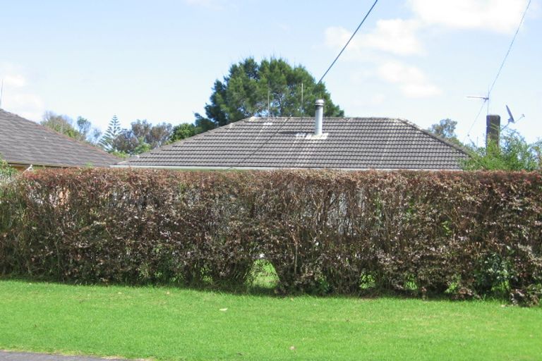 Photo of property in 43 Neil Avenue, Te Atatu Peninsula, Auckland, 0610