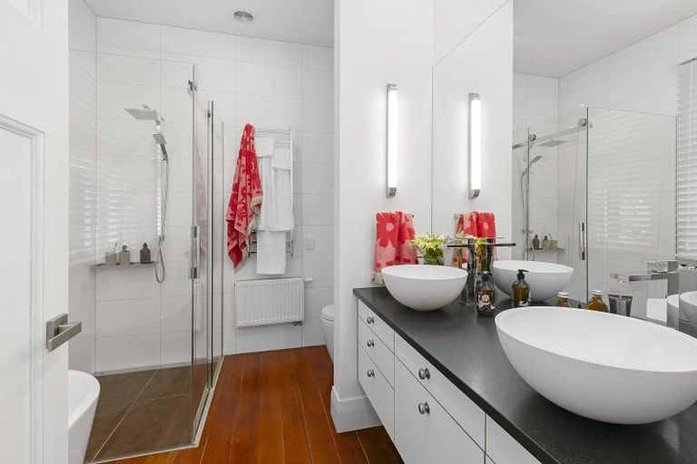 Photo of property in 19 Lower North Terrace, Kelburn, Wellington, 6012