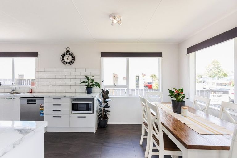 Photo of property in 3 Forbes Place, Kelvin Grove, Palmerston North, 4414