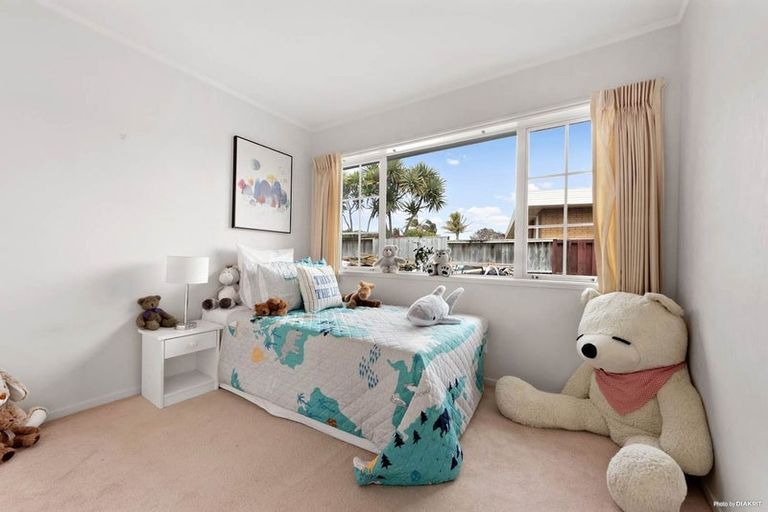 Photo of property in 1 Holly Way, Sunnyhills, Auckland, 2010