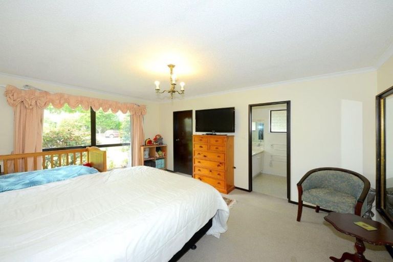 Photo of property in 2 Harkness Place, Avonhead, Christchurch, 8042