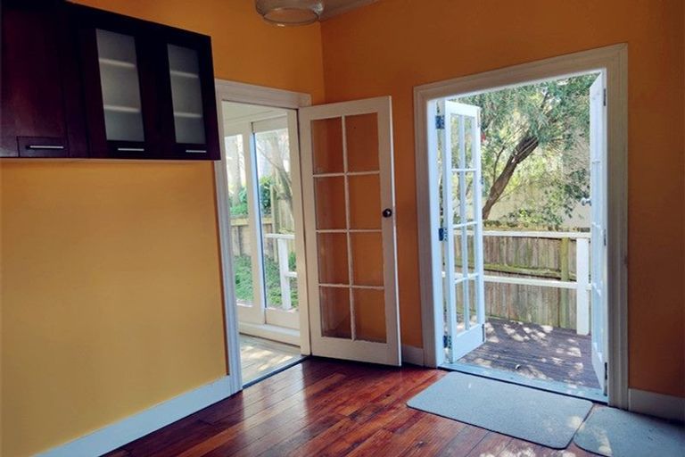 Photo of property in 2/5 Forrest Road, Milford, Auckland, 0620