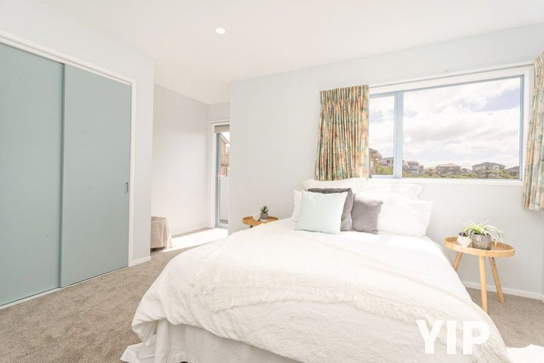 Photo of property in 3 Forbes Lane, Newlands, Wellington, 6037