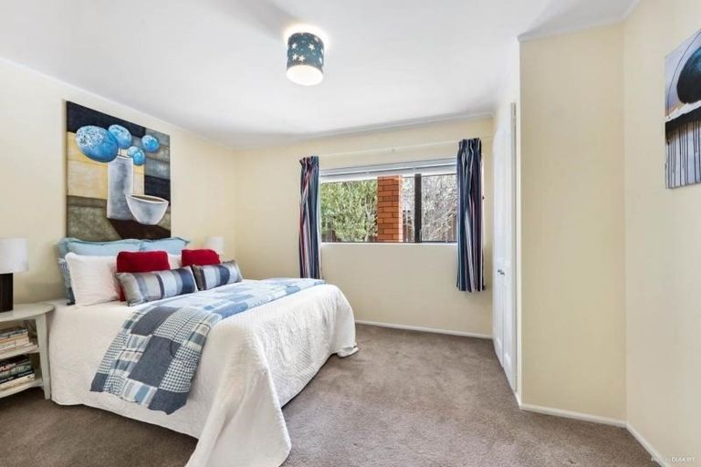 Photo of property in 2/16 Matisse Drive, West Harbour, Auckland, 0618