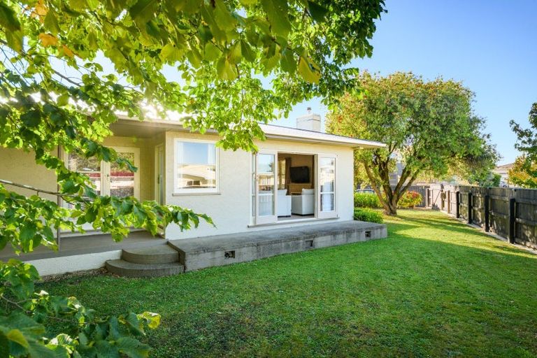 Photo of property in 2a Lowestoft Place, West End, Palmerston North, 4412