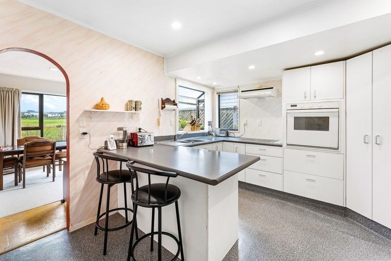 Photo of property in 10 Albatross Close, Whitby, Porirua, 5024