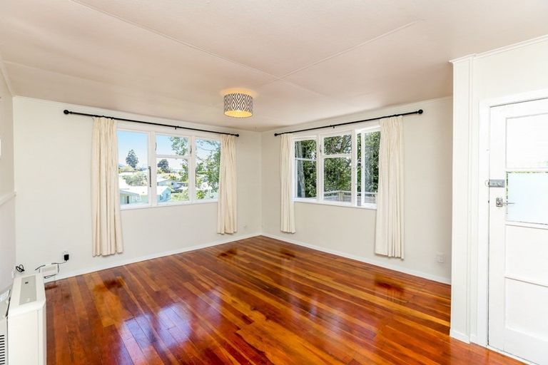 Photo of property in 6a Granby Place, Westown, New Plymouth, 4310