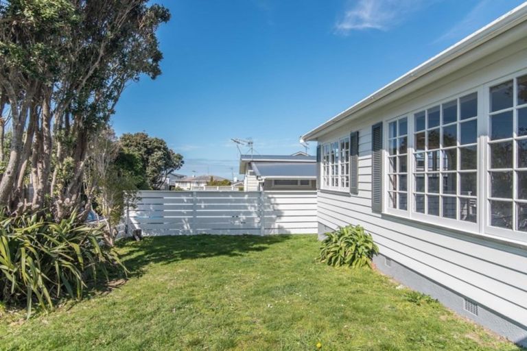 Photo of property in 17 Caribou Place, Kingston, Wellington, 6021