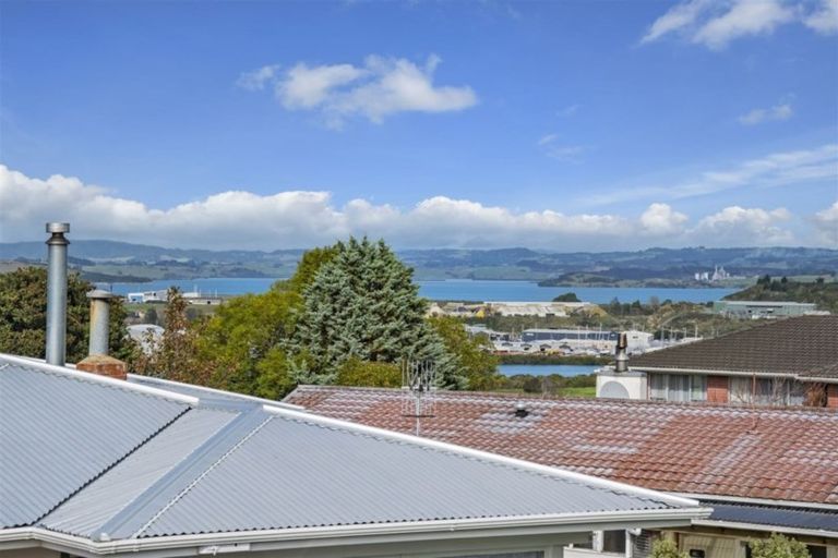 Photo of property in 43 Memorial Drive, Parahaki, Whangarei, 0112