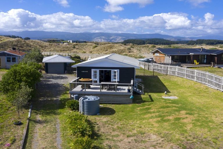 Photo of property in 60 Sarah Street, Waikawa Beach, Manakau, 5573