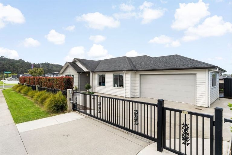 Photo of property in 4 Kauri Grove Drive, Kumeu, 0810