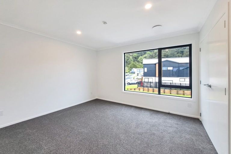 Photo of property in 11 Joseph Bolton Crescent, Wallaceville, Upper Hutt, 5018