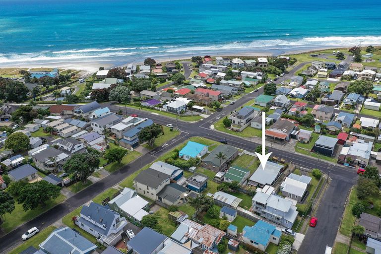 Photo of property in 35 Beach Road, Waihi Beach, 3611