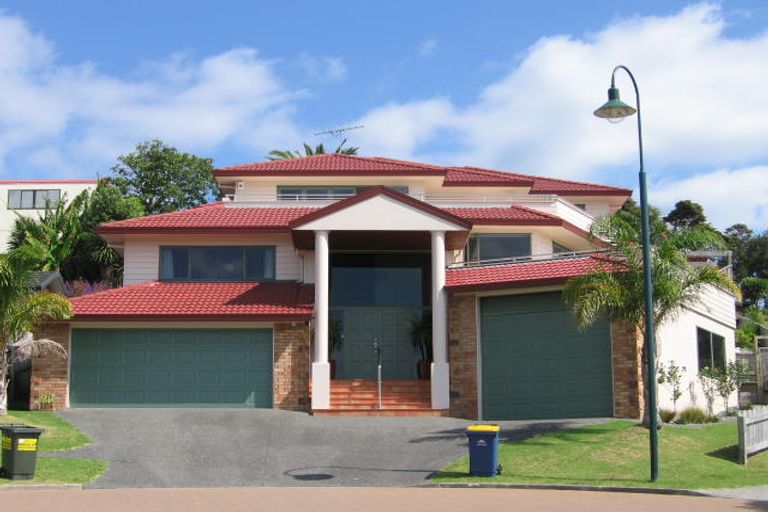 Photo of property in 11 Greenleaf Way, Northcross, Auckland, 0630