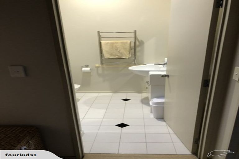 Photo of property in 2f/20 Ian Marwick Place, Birkenhead, Auckland, 0626