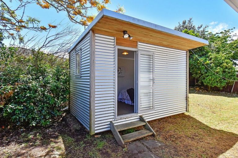Photo of property in 25 Gibbons Road, Weymouth, Auckland, 2103