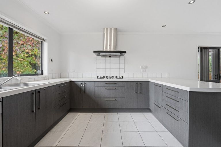 Photo of property in 2 Spring Valley Place, Oteha, Auckland, 0632