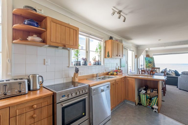 Photo of property in 148 The Esplanade, Houghton Bay, Wellington, 6023