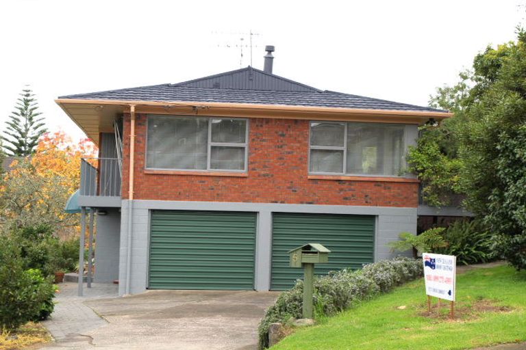 Photo of property in 5 Liston Crescent, Cockle Bay, Auckland, 2014
