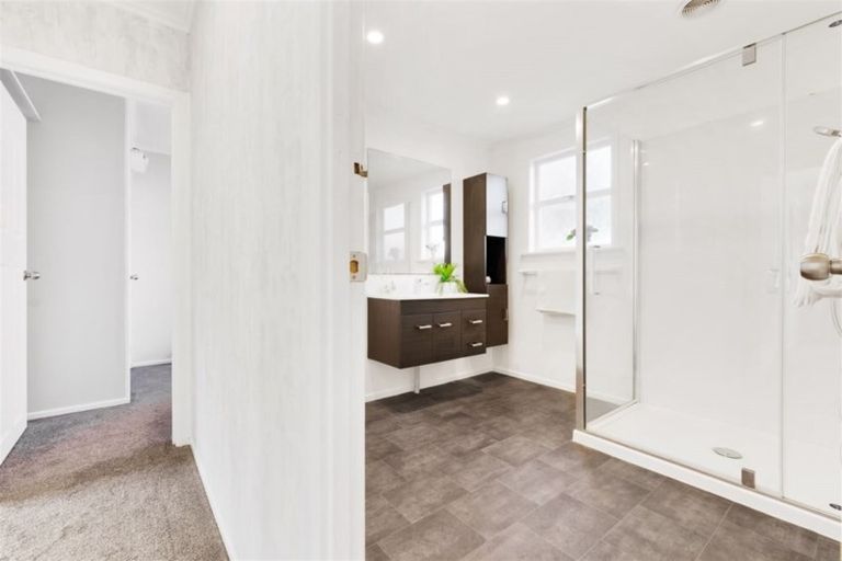 Photo of property in 15 Lendic Avenue, Henderson, Auckland, 0612