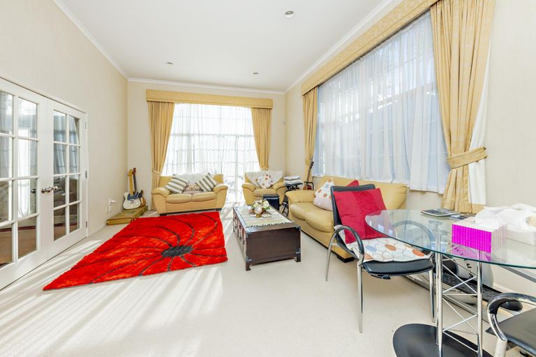 Photo of property in 42 Thornbury Crescent, East Tamaki Heights, Auckland, 2016