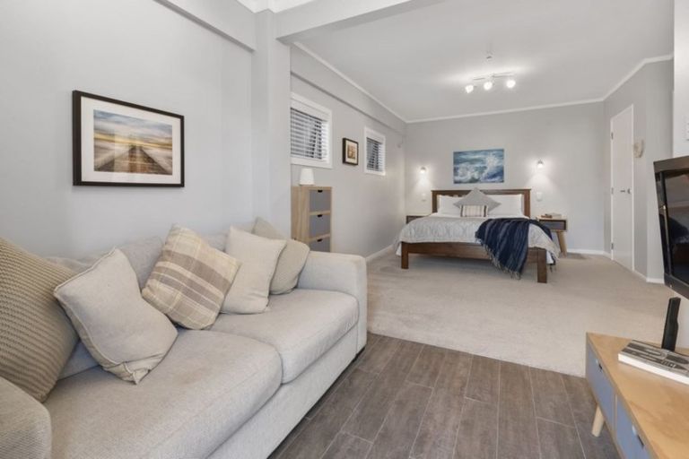 Photo of property in 8 Robin Lane, Browns Bay, Auckland, 0630