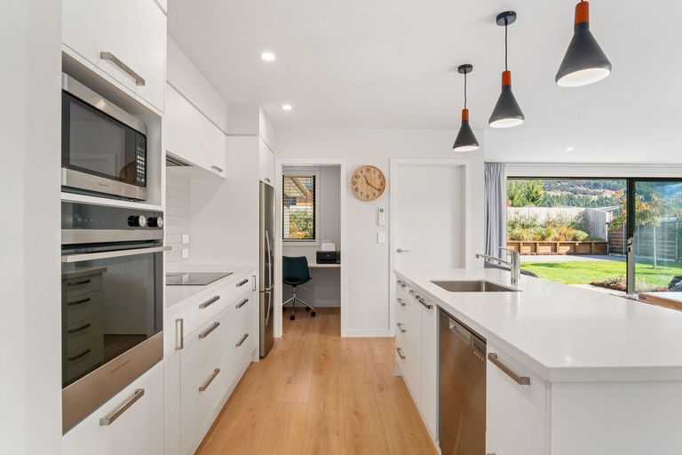 Photo of property in 15 Pennycook Place, Lake Hawea, Wanaka, 9382