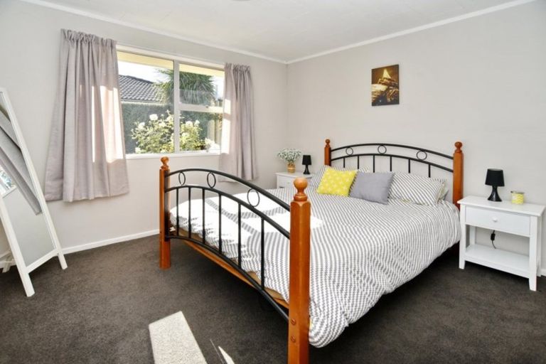 Photo of property in 2/10 Salford Avenue, Redwood, Christchurch, 8051