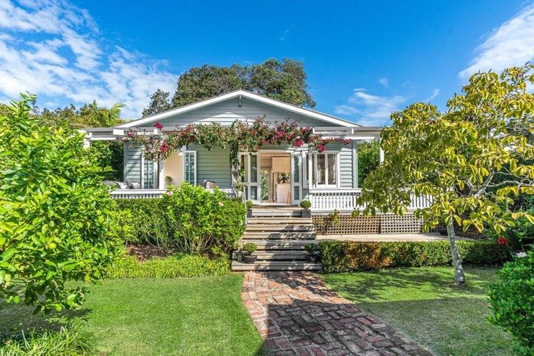 Photo of property in 27 Rutland Road, Stanley Point, Auckland, 0624