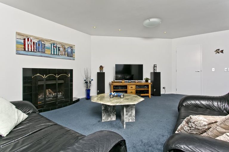 Photo of property in 43 Seaview Road, Castor Bay, Auckland, 0620