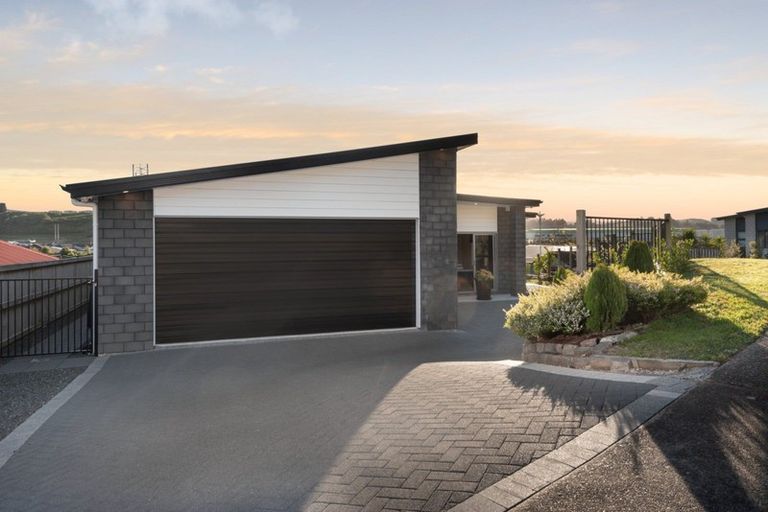 Photo of property in 4 Rochfort Crescent, Pyes Pa, Tauranga, 3112