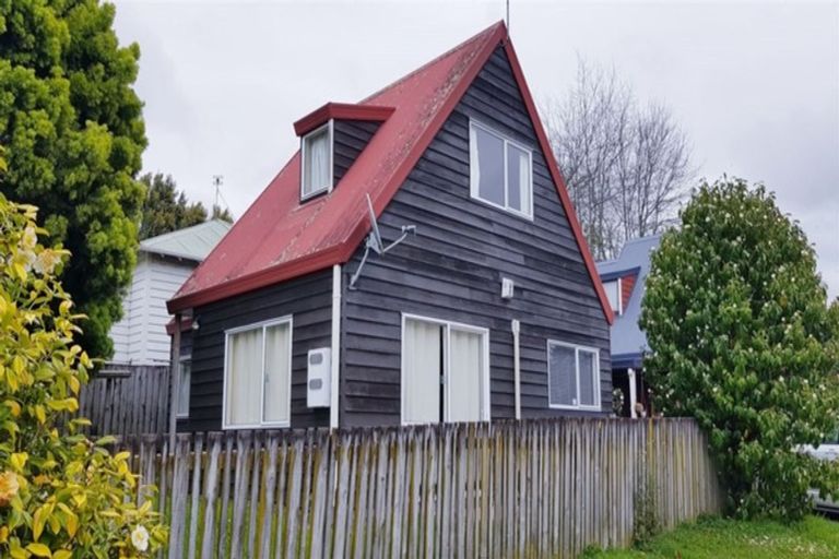 Photo of property in 3 Caspian Close, New Lynn, Auckland, 0600