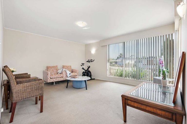 Photo of property in 10 Ellison Place, Pakuranga Heights, Auckland, 2010