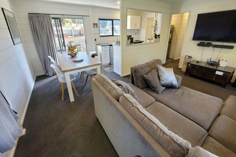 Photo of property in 43 Whitechapel Grove, Stokes Valley, Lower Hutt, 5019