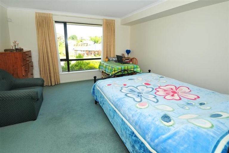 Photo of property in 64 Roberta Crescent, Orewa, 0931