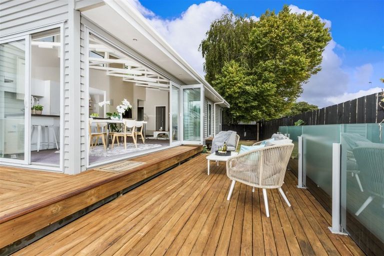 Photo of property in 208 Beach Haven Road, Beach Haven, Auckland, 0626