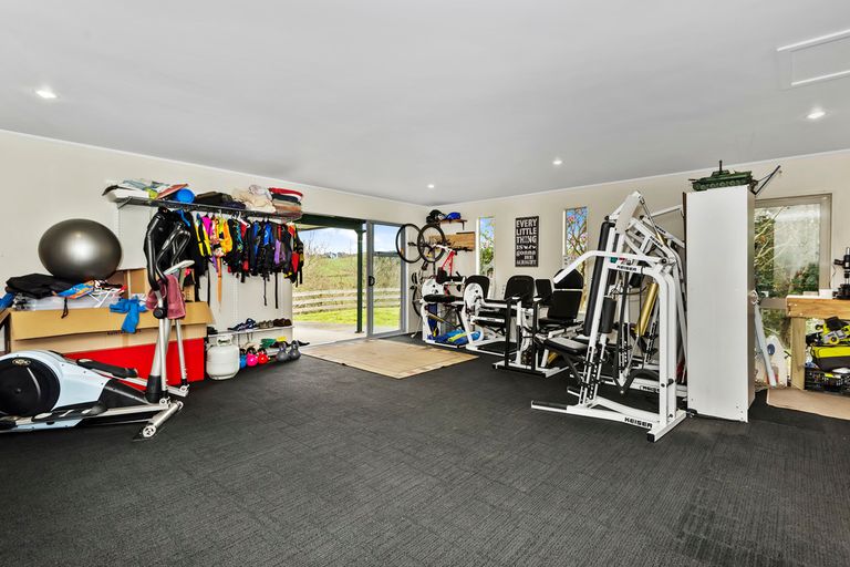 Photo of property in 21 Clifford Road, Pukekohe, 2678