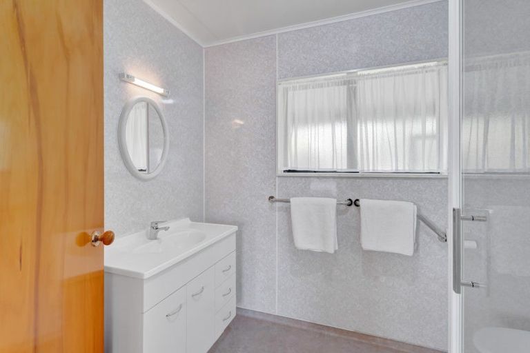 Photo of property in 16 Hussey Street, Oakura, 4314