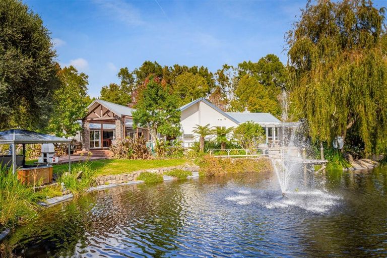 Photo of property in 252 Boord Crescent, Kumeu, 0891