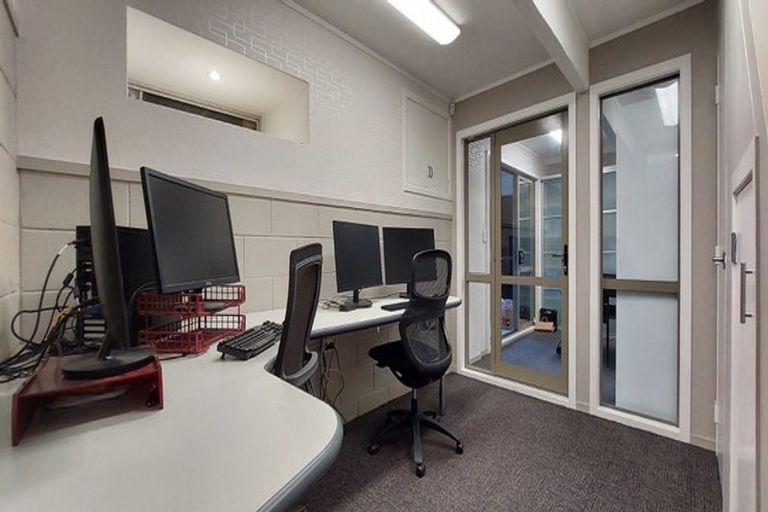 Photo of property in 97a Glanmire Road, Newlands, Wellington, 6037