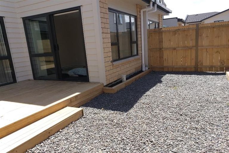 Photo of property in 21 Millcroft Lane, Ranui, Auckland, 0612