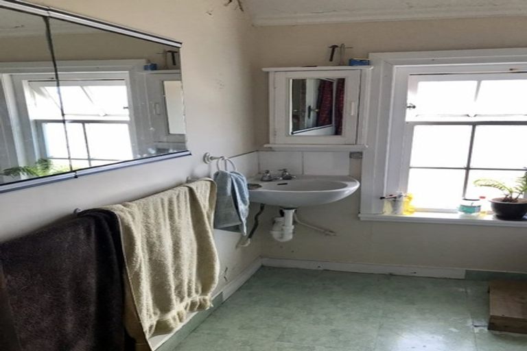 Photo of property in 42b Apu Crescent, Lyall Bay, Wellington, 6022