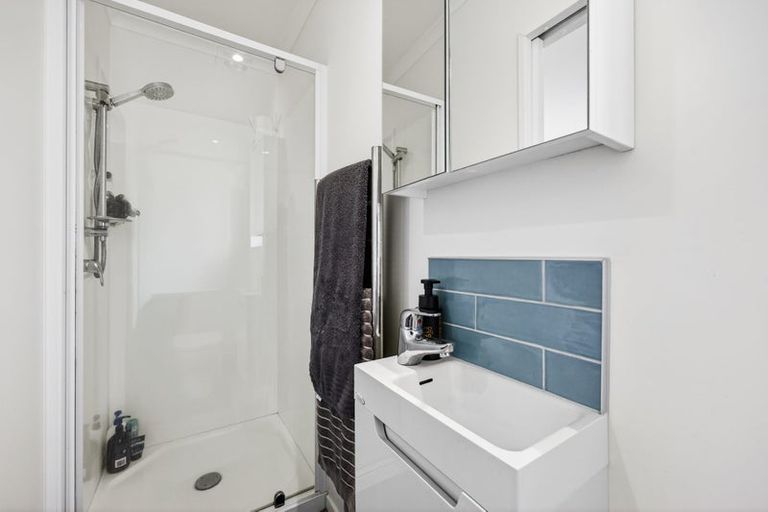 Photo of property in 6a Magdalen Place, West Harbour, Auckland, 0618