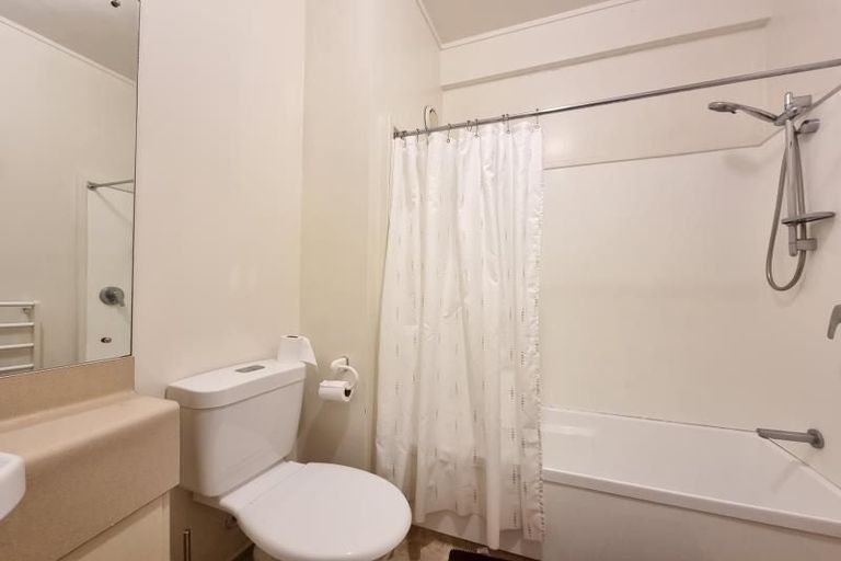 Photo of property in 17 Kent Terrace - Kent Apartments, 5e/16 Kent Terrace, Mount Victoria, Wellington, 6011