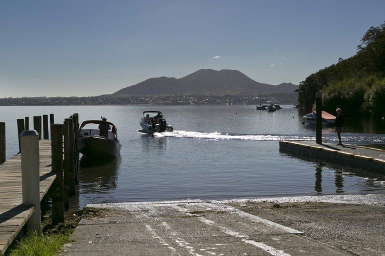 Photo of property in 7 Winnie Close, Acacia Bay, Taupo, 3330